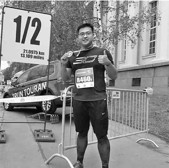 游泳名将吴鹏首次跑完半马 腿抽筋肌肉疼痛(图
