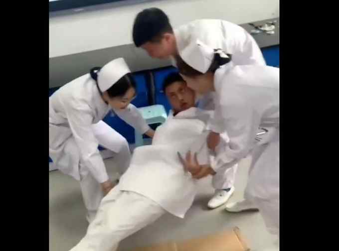 被学医耽误了的演员！医学生模仿癫痫病发作演技惊人 网友纷纷称赞文章配图