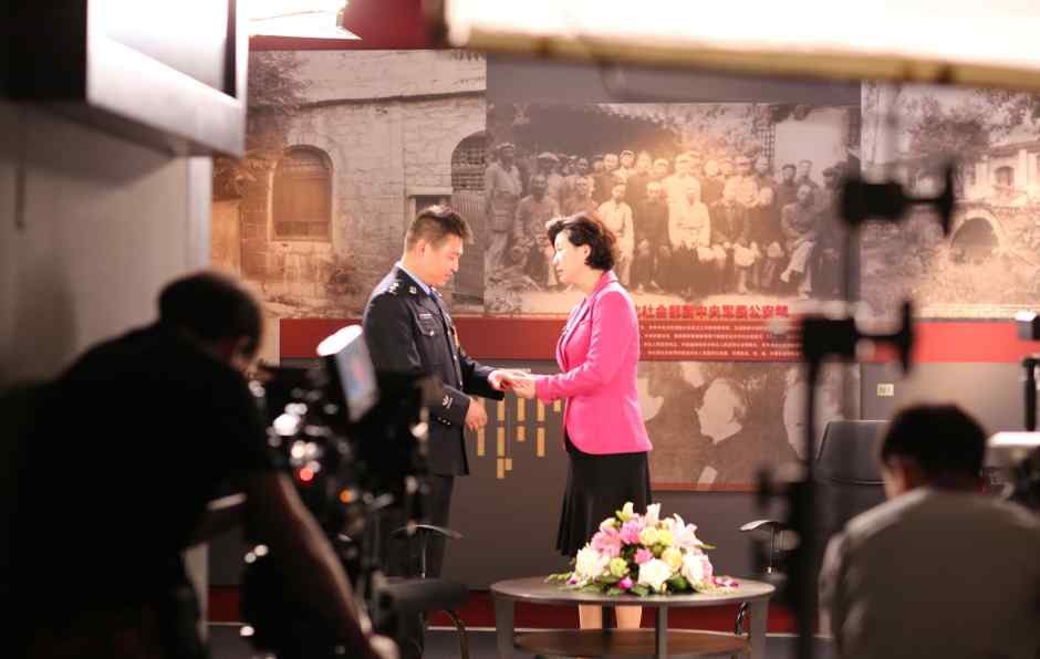 光荣绽放，在旗帜上飞扬“我心中的警察英雄”