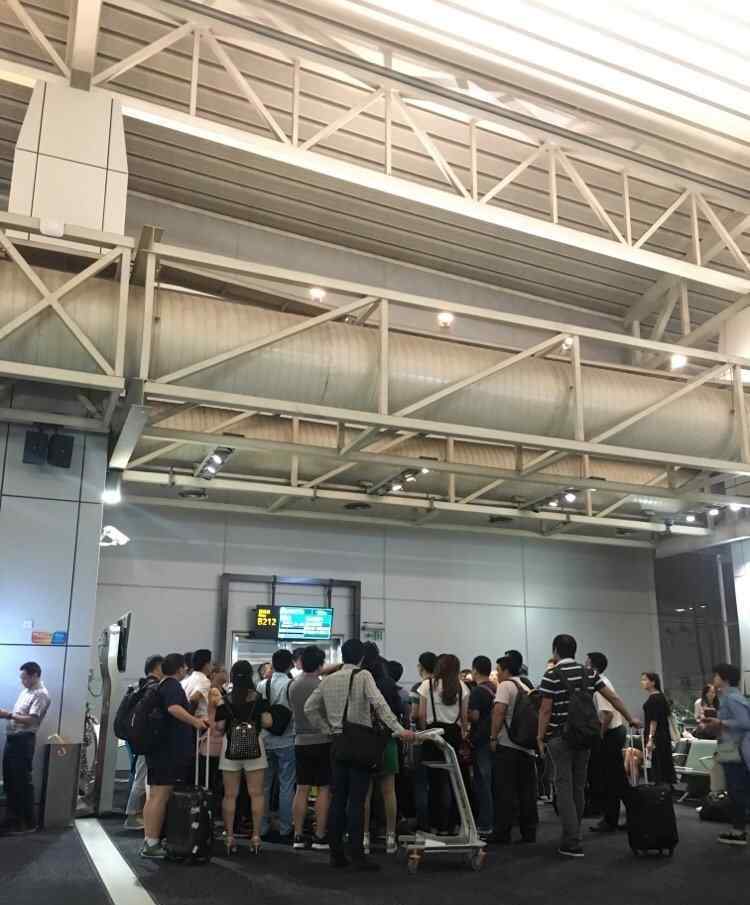 机场一晚两次遭无人机干扰 上万游客滞留重庆机