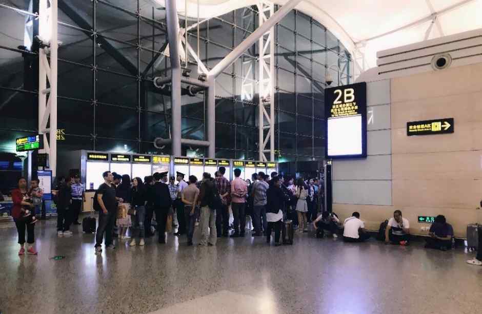 机场一晚两次遭无人机干扰 上万游客滞留重庆机