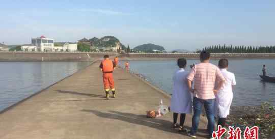 三个男孩在杭州萧山钱塘江下水游泳 一人溺水并