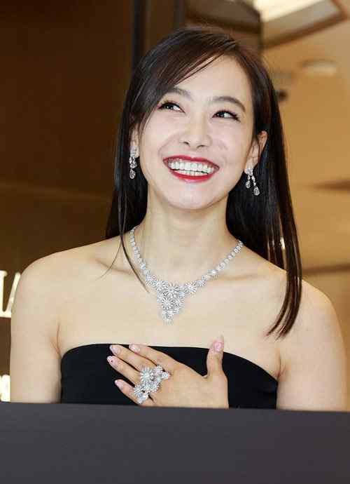 宋茜穿抹胸裙亮相大秀香肩钻石抢镜