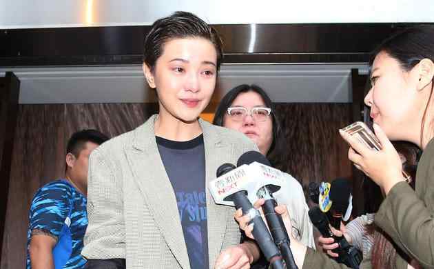 郭采洁赴灵堂吊唁猪哥亮 哭红双眼喊“猪爸爸”