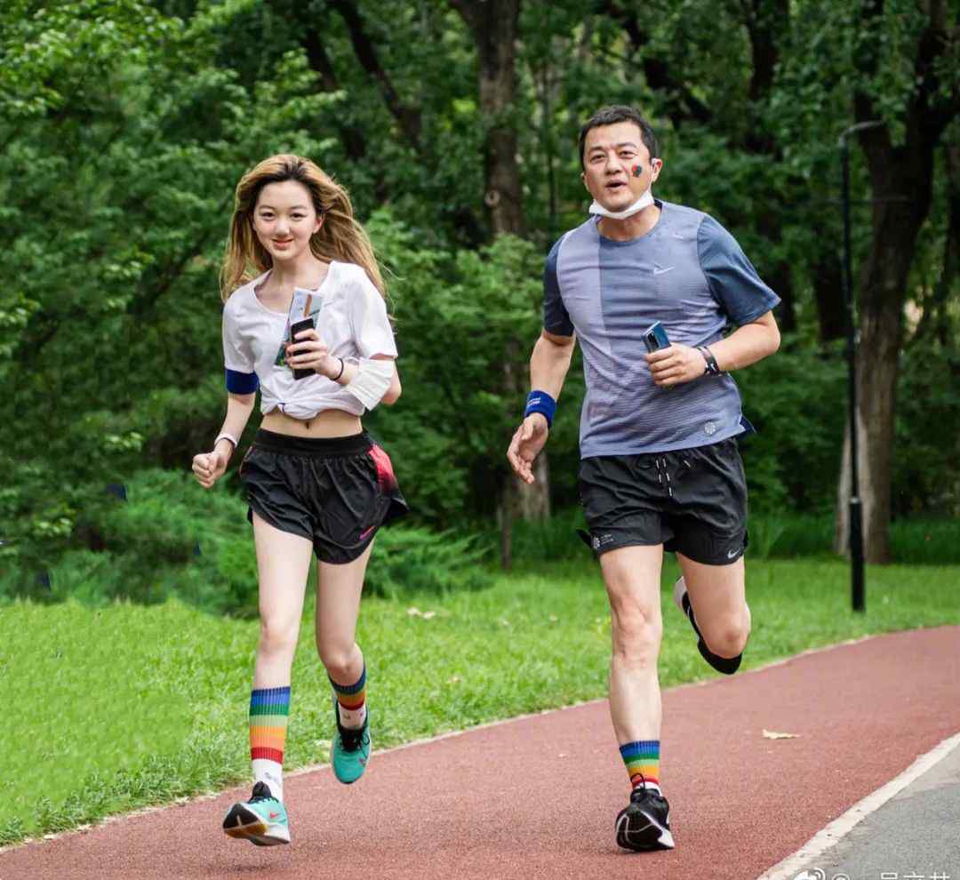 李嫣的嘴 12年3次手术李嫣嘴巴仍未恢复，新照下唇凸上唇紧，后遗症明显文章配图