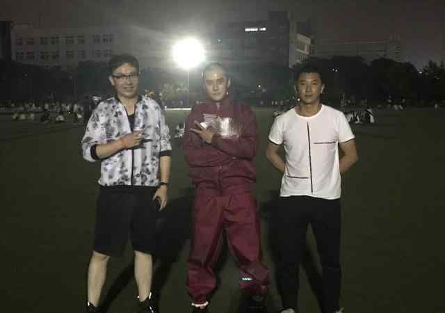 蒋劲夫武汉校园夜跑 遭众女生疯狂围观花式合影