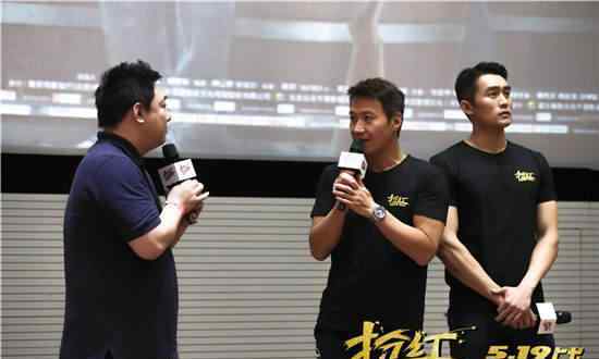 《抢红》沈阳醉后一战 黎明玩转＂二人转＂