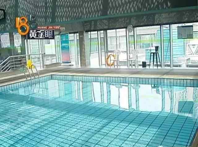 女子健身房游泳池内溺水:救生员无视呼救玩手机