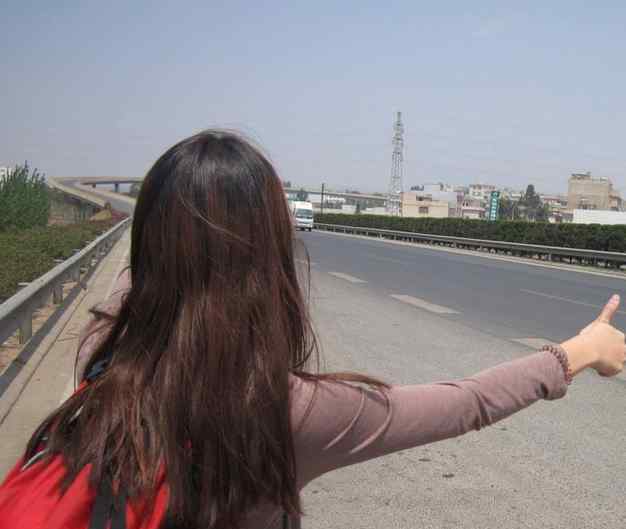 女子一心搭顺风车 翻车受伤后向骑车人索赔