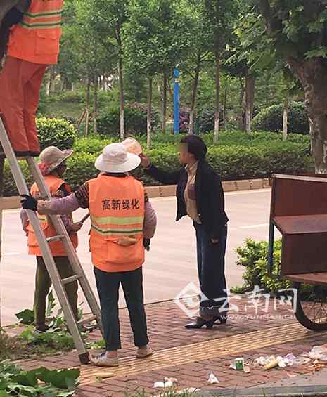 女子用垃圾桶怼绿化工人脸 网友：请尊重每一个