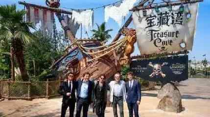 著名男星赖在红毯不肯走，被保镖“强行”拖拽文章配图