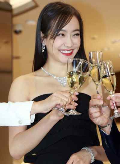 宋茜穿抹胸裙亮相大秀香肩钻石抢镜