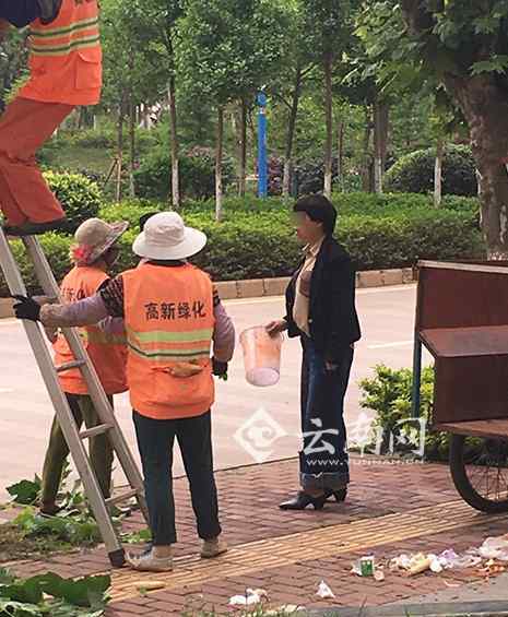 女子用垃圾桶怼绿化工人脸 网友：请尊重每一个