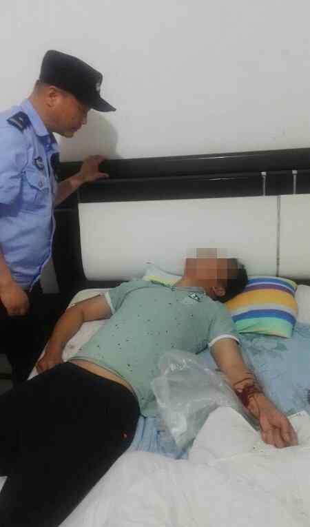 男子与女友发生感情纠纷割腕自杀 写血书:我爱她