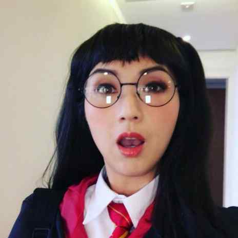 杨千嬅为儿子庆生 扮哈利波特逗可爱宝贝开心