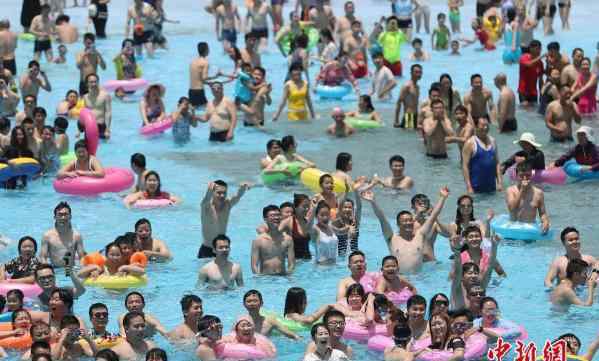 南京气温＂震荡上扬＂ 民众泳池寻清凉