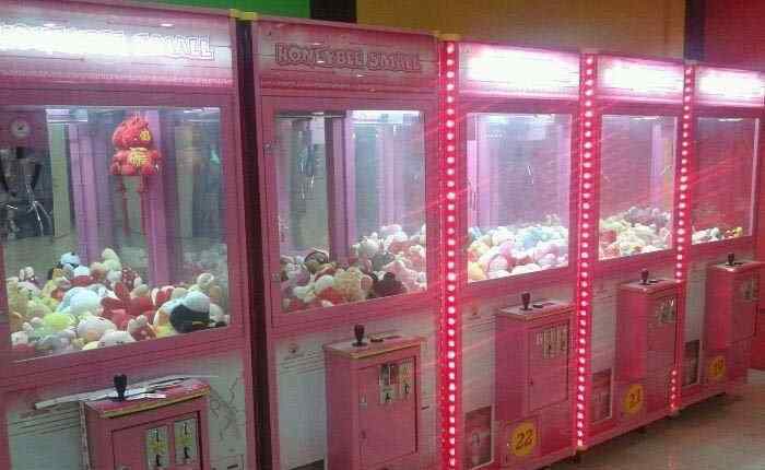 抓娃娃机暗藏玄机 玩家“运气”全靠机主操控