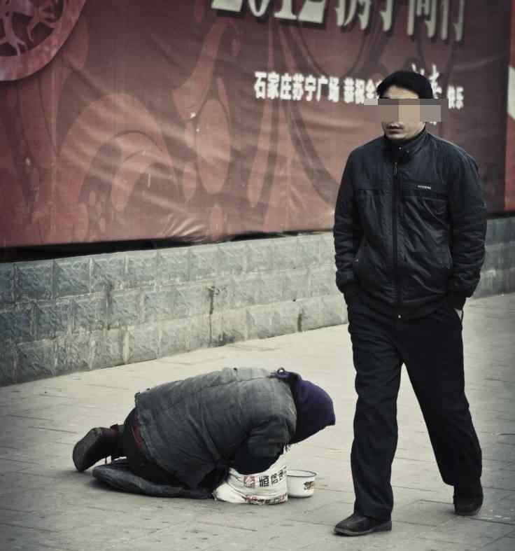 男孩泳池溺水无人理会发现 冷漠的社会何时才是