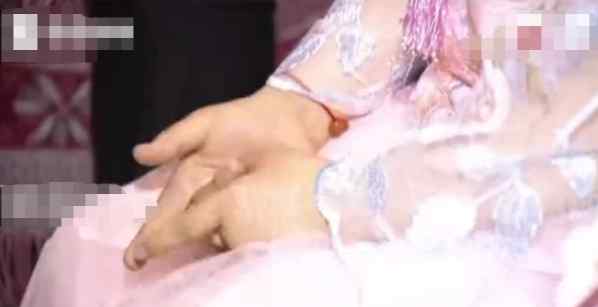 7岁女孩遭母亲虐待向法官求救：从未睡过床 到底什么情况呢？