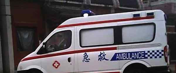 山寨救护车互抢生意 不顾人命医院门口斗殴