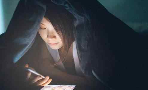 可怕！大二女生经常熬夜聊微信 右眼＂暴盲＂只