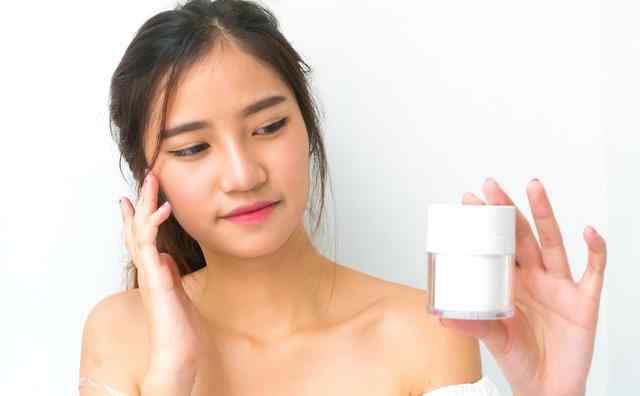 红酒洗脸的正确方法 敷红酒面膜有洗脸的必要吗 敷红酒面膜多久洗脸呢