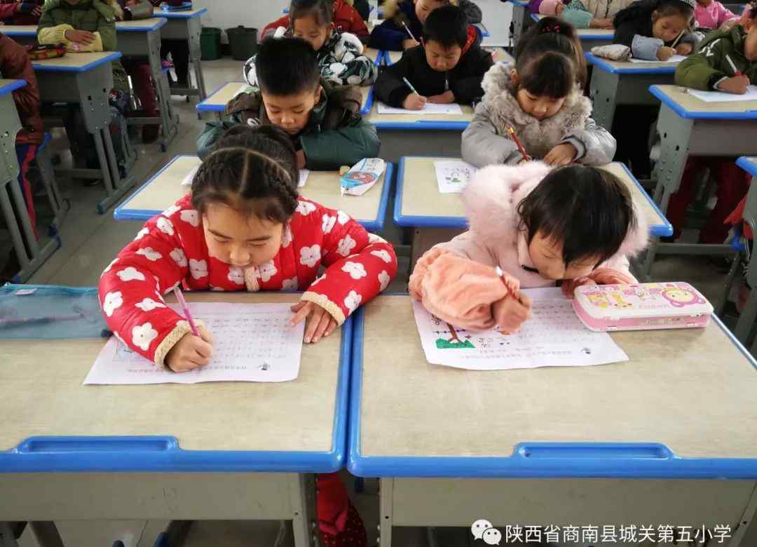 认认真真的拼音 快快乐乐学语文  认认真真写拼音——商南县城关第五小学开展一年级拼音书写比赛活动文章配图