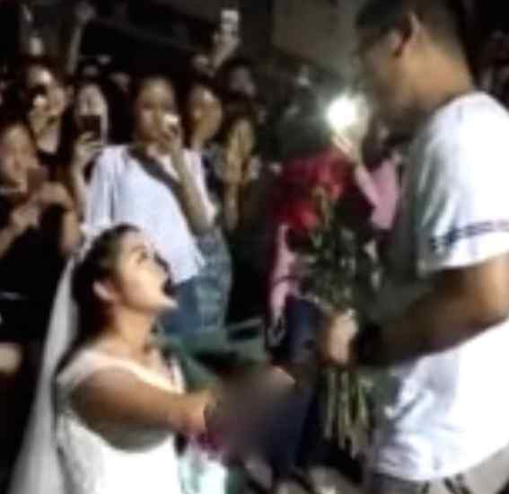 高校女生穿婚纱求婚 爱真的需要勇气