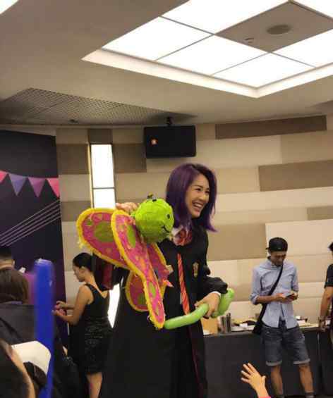 杨千嬅为儿子庆生 扮哈利波特逗可爱宝贝开心