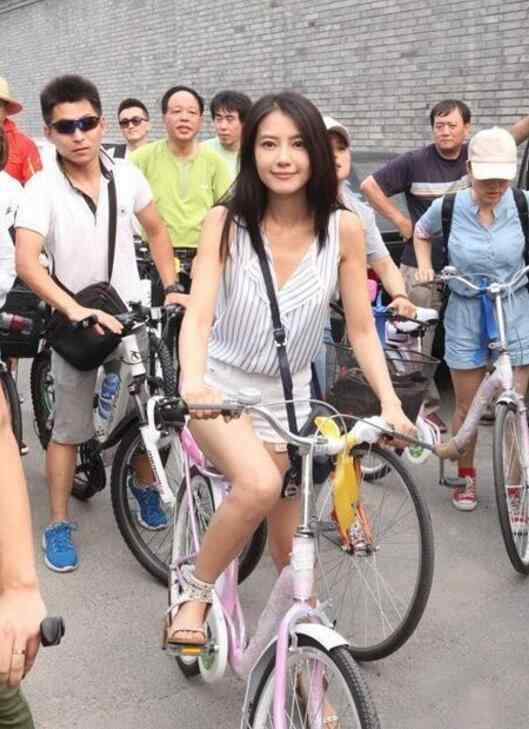 高圆圆北京街头骑单车 美腿抢镜被围观