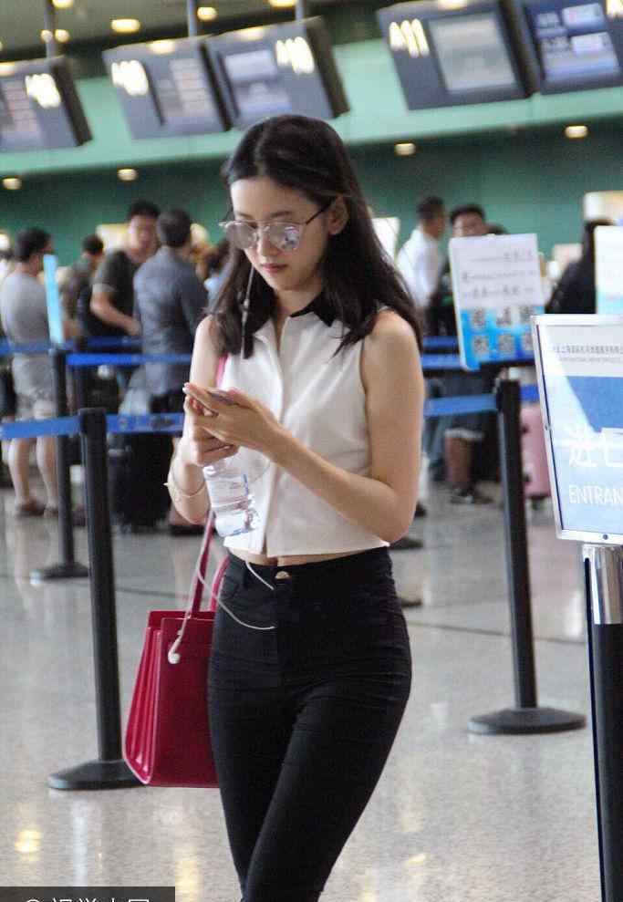奶茶妹妹摆脱中年妇女装扮后灵气十足 露脐装秀