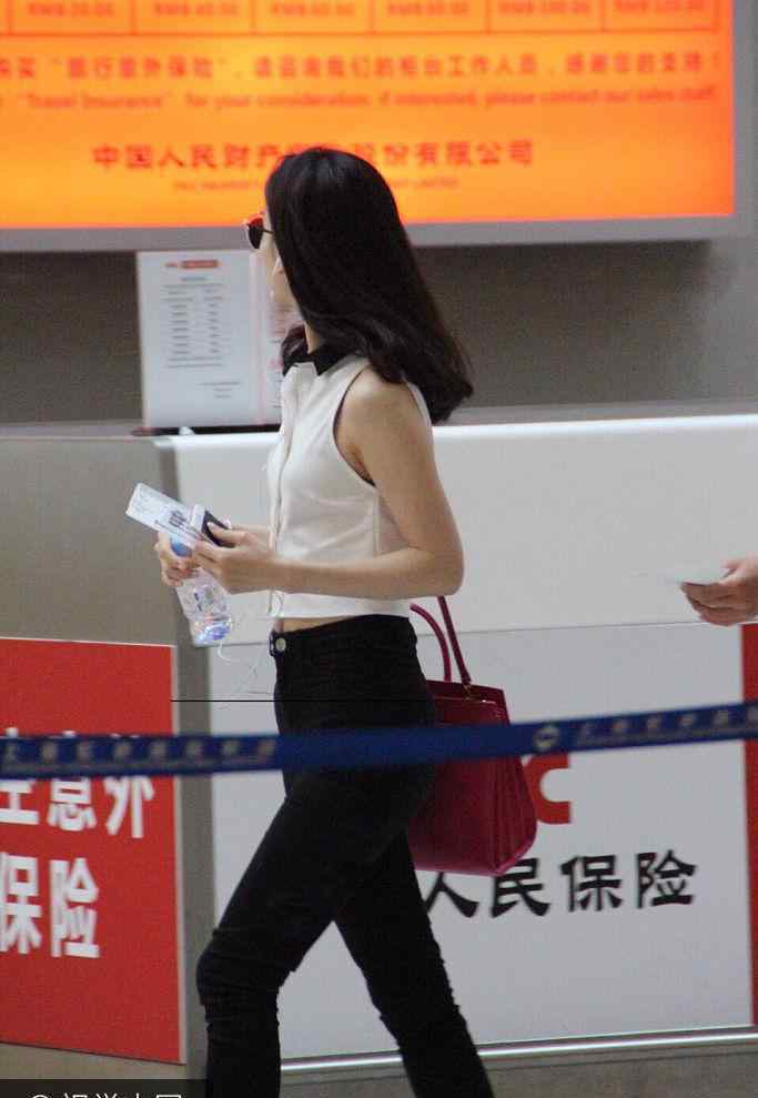 奶茶妹妹摆脱中年妇女装扮后灵气十足 露脐装秀