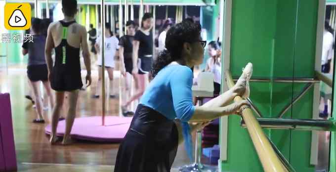 7旬奶奶跳钢管舞被说为老不尊 淡定回应：他们连钢管都爬不上去文章配图