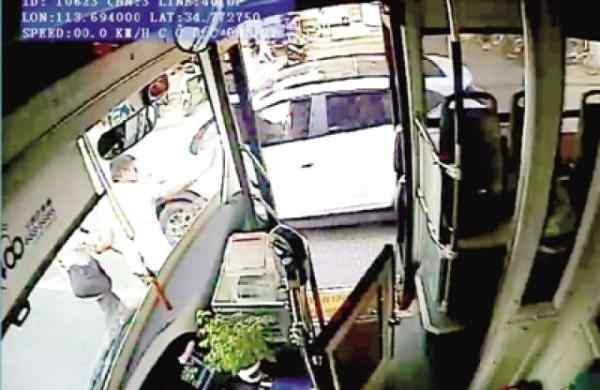 咋回事?公交车长＂脱岗＂3分钟 再上车时一片掌文章配图