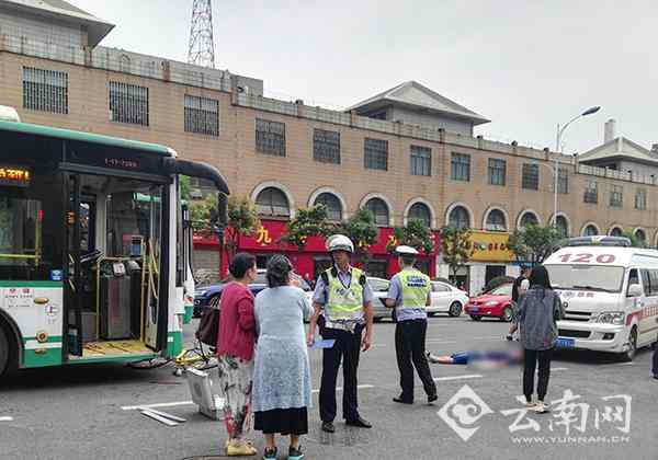 昆明一男子骑共享单车横穿马路 当场被公交车撞文章配图