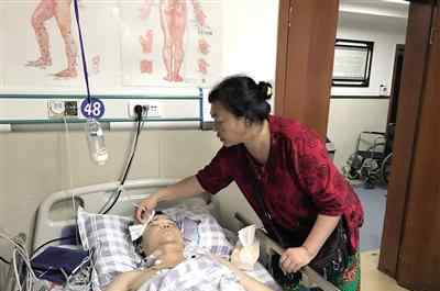 29岁小伙用一条腿救回65岁老人一条命