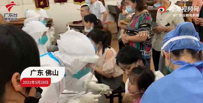 护士用手套扎气球鼓励怕检测小女孩 现场画面曝光 网友直呼：好暖心！