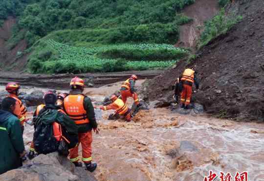 云南寻甸县多处突发洪水 消防成功救出26人转移