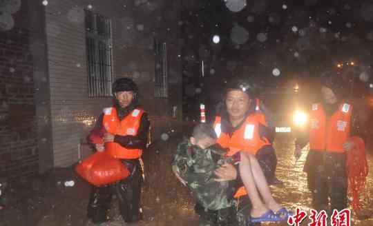 广东阳江突发暴雨 武警官兵星夜救助被困民众