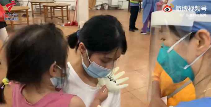 护士用手套扎气球鼓励怕检测小女孩 现场画面曝光 网友直呼：好暖心！