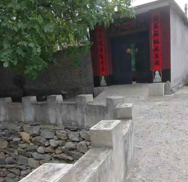 丈夫5年间背2万多块石头为妻子造桥 登上网络热搜了！