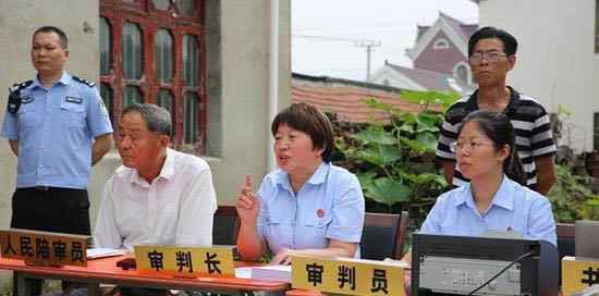 男子家人遗像被砸 唆使精神病儿子将对方打死