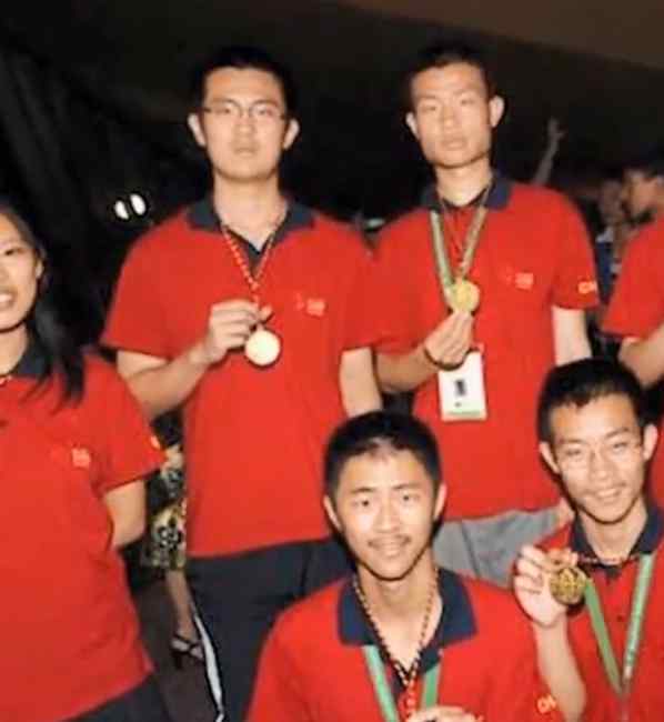 北大数学大神手提馒头矿泉水 走红！网友：气质就不一般