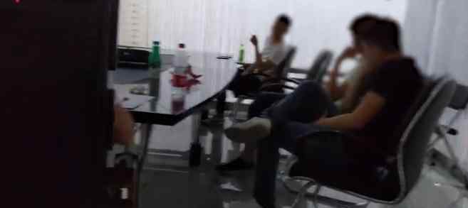 银行卡黑市：你丢的身份证可能被买走 让你背