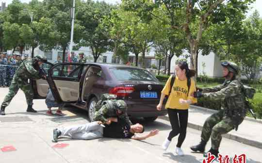 上海高校军训首次增加反劫持演练 掌握防身救护
