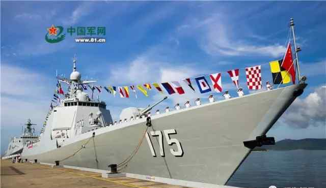 辽宁舰航母编队出海跨区训练 13架歼-15同时亮相