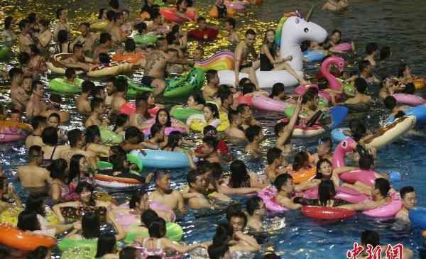 南京民众夜色中挤爆泳池避＂蒸烤＂