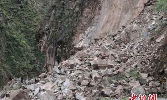 川藏公路海通沟段塌方 武警交通部队解救数百被