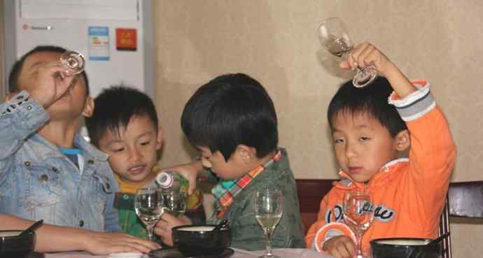 济南小学生喝掉7瓶二锅头 直接住进重镇监护室