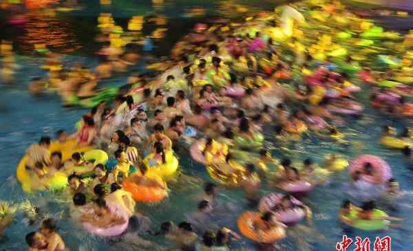 南京民众夜色中挤爆泳池避＂蒸烤＂